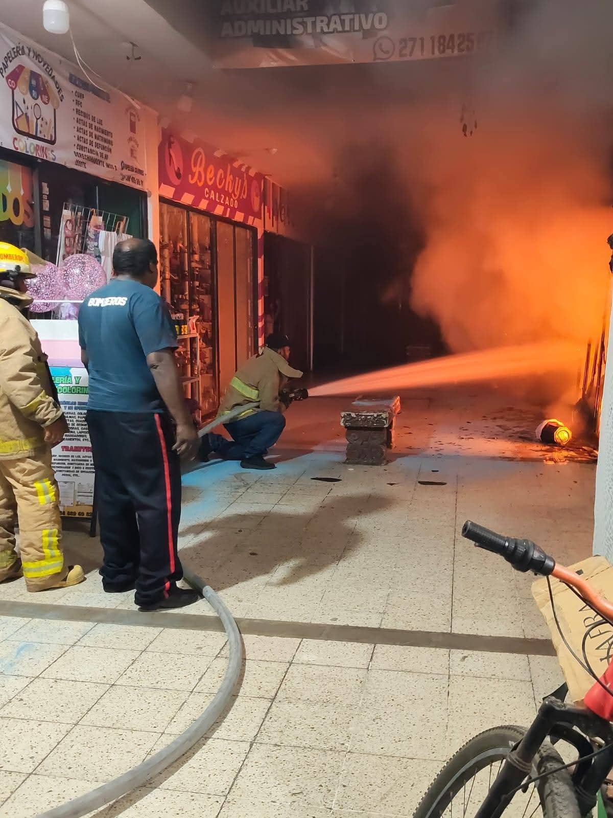 Incendio consume local en Pasaje Santa Ágata; Bomberos evitan tragedia mayor